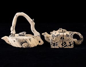 Due teiere in pietra con motivo finto legno, Cina, XX secolo  - Asta Arte Orientale   - Associazione Nazionale - Case d'Asta italiane