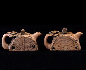 Due teiere in pietra con motivo finto legno, Cina, XX secolo  - Asta Arte Orientale   - Associazione Nazionale - Case d'Asta italiane