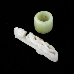 Lotto composto da anello da arciere in giada Celadon e fibbia a foggia di draghetto in giada bianca, Cina, XX secolo  - Asta Arte Orientale   - Associazione Nazionale - Case d'Asta italiane