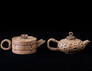 Due teiere in pietra con motivo a cesto in vimini, Cina, XX secolo  - Asta Arte Orientale   - Associazione Nazionale - Case d'Asta italiane