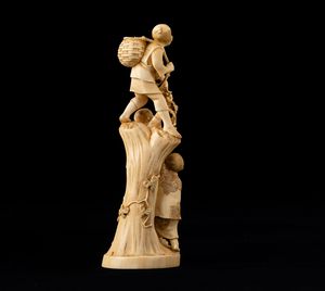 Okimono scolpito in avorio raffigurante fanciulli che vendemmiano, Giappone, periodo Meiji (1868-1912)  - Asta Arte Orientale   - Associazione Nazionale - Case d'Asta italiane
