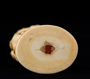 Okimono scolpito in avorio raffigurante fanciulli che vendemmiano, Giappone, periodo Meiji (1868-1912)  - Asta Arte Orientale   - Associazione Nazionale - Case d'Asta italiane