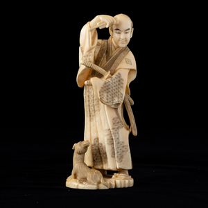 Okimono in avorio di tricheco parzialmente dipinto  raffigurante Samurai, Giappone, periodo Meiji (1868-1912)  - Asta Arte Orientale   - Associazione Nazionale - Case d'Asta italiane