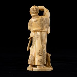 Okimono in avorio di tricheco parzialmente dipinto  raffigurante Samurai, Giappone, periodo Meiji (1868-1912)  - Asta Arte Orientale   - Associazione Nazionale - Case d'Asta italiane