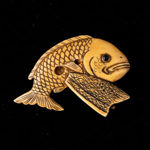 Netsuke scolpito in avorio raffigurante carpa, Giappone, fine XIX secolo  - Asta Arte Orientale   - Associazione Nazionale - Case d'Asta italiane