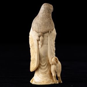 Figura di fanciulla con scroll e cane scolpita in avorio parzialmente dipinto, Giappone, periodo Meiji (1868-1912).  - Asta Arte Orientale   - Associazione Nazionale - Case d'Asta italiane