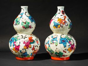 Coppia di vasi a doppia zucca in porcellana a smalti policromi con figure di fanciulli, Cina, 1950 ca.  - Asta Arte Orientale   - Associazione Nazionale - Case d'Asta italiane