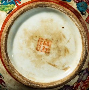 Coppia di vasi a doppia zucca in porcellana a smalti policromi con figure di fanciulli, Cina, 1950 ca.  - Asta Arte Orientale   - Associazione Nazionale - Case d'Asta italiane