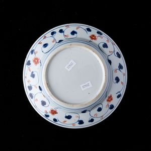 Piatto in porcellana Imari con decori floreali, Cina, Dinastia Qing, XIX secolo  - Asta Arte Orientale   - Associazione Nazionale - Case d'Asta italiane