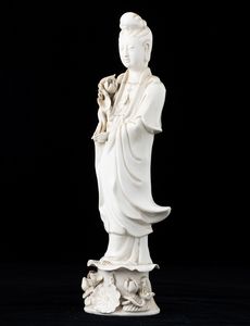 Figura di Guanyin in porcellana Blanc de Chine, Cina, XX secolo  - Asta Arte Orientale   - Associazione Nazionale - Case d'Asta italiane