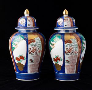 Coppia di potiches in porcellana con soggetti naturalistici entro riserve, Cina, XX secolo  - Asta Arte Orientale   - Associazione Nazionale - Case d'Asta italiane