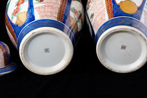 Coppia di potiches in porcellana con soggetti naturalistici entro riserve, Cina, XX secolo  - Asta Arte Orientale   - Associazione Nazionale - Case d'Asta italiane