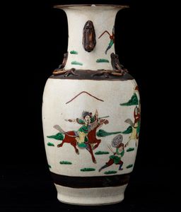 Vaso in porcellana con guerrieri e figure di draghetti a rilievo, Cina, Dinastia Qing, XIX secolo  - Asta Arte Orientale   - Associazione Nazionale - Case d'Asta italiane