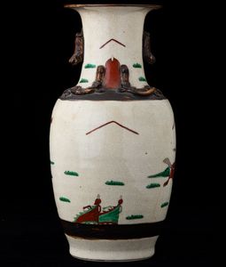 Vaso in porcellana con guerrieri e figure di draghetti a rilievo, Cina, Dinastia Qing, XIX secolo  - Asta Arte Orientale   - Associazione Nazionale - Case d'Asta italiane