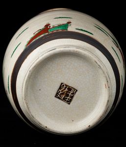 Vaso in porcellana con guerrieri e figure di draghetti a rilievo, Cina, Dinastia Qing, XIX secolo  - Asta Arte Orientale   - Associazione Nazionale - Case d'Asta italiane
