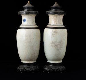 Coppia di vasi in porcellana con scene di vita comune sui toni del bianco e del blu, Cina, Dinastia Qing, XIX secolo  - Asta Arte Orientale   - Associazione Nazionale - Case d'Asta italiane