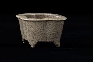 Piccola giardiniera polilobata in porcellana Guan color Celadon, Cina, Dinastia Qing, XIX secolo  - Asta Arte Orientale   - Associazione Nazionale - Case d'Asta italiane