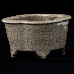 Piccola giardiniera polilobata in porcellana Guan color Celadon, Cina, Dinastia Qing, XIX secolo  - Asta Arte Orientale   - Associazione Nazionale - Case d'Asta italiane