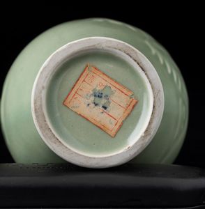 Vaso Meiping in porcellana monocroma color Celadon con figura di fenice, Cina, XX secolo  - Asta Arte Orientale   - Associazione Nazionale - Case d'Asta italiane