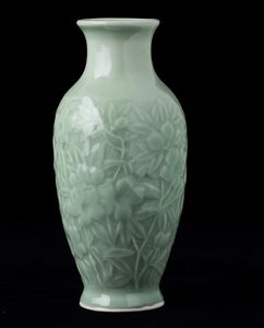 Vaso in porcellana monocroma Celadon con decori floreali e veduta di villaggio entro riserva, Cina, XX secolo  - Asta Arte Orientale   - Associazione Nazionale - Case d'Asta italiane