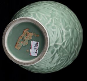 Vaso in porcellana monocroma Celadon con decori floreali e veduta di villaggio entro riserva, Cina, XX secolo  - Asta Arte Orientale   - Associazione Nazionale - Case d'Asta italiane