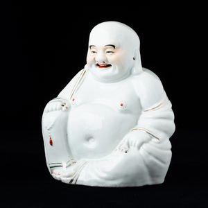 Figura di Budai seduto con collana da preghiera in porcellana, Cina, Repubblica, XX secolo  - Asta Arte Orientale   - Associazione Nazionale - Case d'Asta italiane
