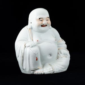 Figura di Budai seduto con collana da preghiera in porcellana, Cina, Repubblica, XX secolo  - Asta Arte Orientale   - Associazione Nazionale - Case d'Asta italiane