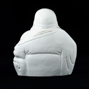 Figura di Budai seduto con collana da preghiera in porcellana, Cina, Repubblica, XX secolo  - Asta Arte Orientale   - Associazione Nazionale - Case d'Asta italiane