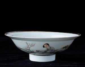 Alzata in porcellana con figura di fanciulla entro paesaggio e iscrizione, Cina, Repubblica, XX secolo  - Asta Arte Orientale   - Associazione Nazionale - Case d'Asta italiane