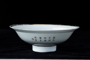 Alzata in porcellana con figura di fanciulla entro paesaggio e iscrizione, Cina, Repubblica, XX secolo  - Asta Arte Orientale   - Associazione Nazionale - Case d'Asta italiane