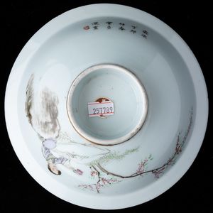 Alzata in porcellana con figura di fanciulla entro paesaggio e iscrizione, Cina, Repubblica, XX secolo  - Asta Arte Orientale   - Associazione Nazionale - Case d'Asta italiane