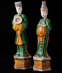 Coppia di dignitari in terracotta smaltata nei colori Sancai, Cina, Dinastia Qing, XIX secolo  - Asta Arte Orientale   - Associazione Nazionale - Case d'Asta italiane