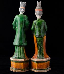 Coppia di dignitari in terracotta smaltata nei colori Sancai, Cina, Dinastia Qing, XIX secolo  - Asta Arte Orientale   - Associazione Nazionale - Case d'Asta italiane