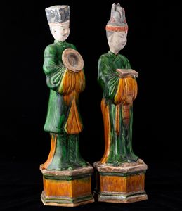 Coppia di dignitari in terracotta smaltata nei colori Sancai, Cina, Dinastia Qing, XIX secolo  - Asta Arte Orientale   - Associazione Nazionale - Case d'Asta italiane