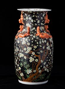 Vaso in porcellana nei toni della Famiglia Nera con decoro di rami in fiore e figure di draghetti a rilievo, Cina, Dinastia Qing, XIX secolo  - Asta Arte Orientale   - Associazione Nazionale - Case d'Asta italiane