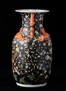 Vaso in porcellana nei toni della Famiglia Nera con decoro di rami in fiore e figure di draghetti a rilievo, Cina, Dinastia Qing, XIX secolo  - Asta Arte Orientale   - Associazione Nazionale - Case d'Asta italiane