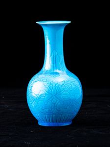 Vaso in porcellana monocroma turchese con decori floreali, Cina, XX secolo  - Asta Arte Orientale   - Associazione Nazionale - Case d'Asta italiane