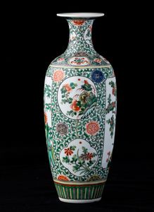 Vaso in porcellana Famiglia Verde con soggetti naturalistici entro riserve e decori floreali, Cina, Dinastia Qing, XIX secolo  - Asta Arte Orientale   - Associazione Nazionale - Case d'Asta italiane
