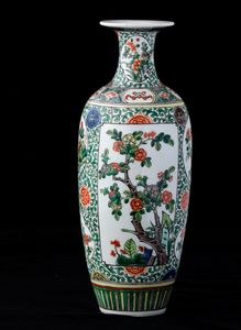 Vaso in porcellana Famiglia Verde con soggetti naturalistici entro riserve e decori floreali, Cina, Dinastia Qing, XIX secolo  - Asta Arte Orientale   - Associazione Nazionale - Case d'Asta italiane