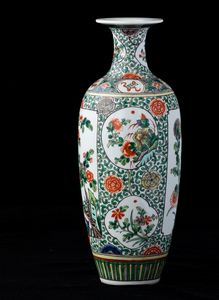 Vaso in porcellana Famiglia Verde con soggetti naturalistici entro riserve e decori floreali, Cina, Dinastia Qing, XIX secolo  - Asta Arte Orientale   - Associazione Nazionale - Case d'Asta italiane