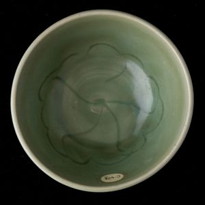 Ciotola in porcellana Longquan Celadon con decoro inciso, Cina, Dinastia Ming, XV secolo  - Asta Arte Orientale   - Associazione Nazionale - Case d'Asta italiane