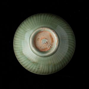 Ciotola in porcellana Longquan Celadon con decoro inciso, Cina, Dinastia Ming, XV secolo  - Asta Arte Orientale   - Associazione Nazionale - Case d'Asta italiane