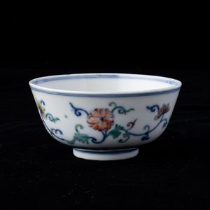 Piccola ciotola in porcellana a smalti Doucai con decoro a fiori loto, pipistrelli e simboli taoisti, Cina, Dinastia Qing, XIX secolo  - Asta Arte Orientale   - Associazione Nazionale - Case d'Asta italiane