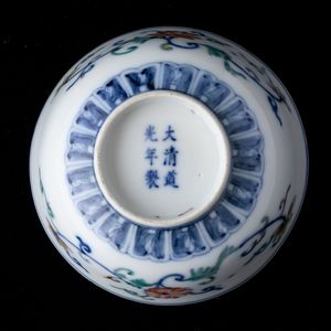 Piccola ciotola in porcellana a smalti Doucai con decoro a fiori loto, pipistrelli e simboli taoisti, Cina, Dinastia Qing, XIX secolo  - Asta Arte Orientale   - Associazione Nazionale - Case d'Asta italiane