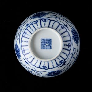 Piccola ciotola in porcellana bianca e blu con decoro a fiori di loto, Cina, Dinastia Qing, XIX secolo  - Asta Arte Orientale   - Associazione Nazionale - Case d'Asta italiane