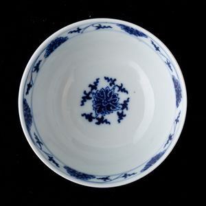 Piccola ciotola in porcellana bianca e blu con decoro a fiori di loto, Cina, Dinastia Qing, XIX secolo  - Asta Arte Orientale   - Associazione Nazionale - Case d'Asta italiane