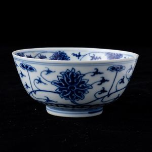Piccola ciotola in porcellana bianca e blu con decoro a fiori di loto, Cina, Dinastia Qing, XIX secolo  - Asta Arte Orientale   - Associazione Nazionale - Case d'Asta italiane