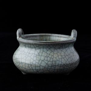 Incensiere in porcellana Guan color Celadon a doppia ansa, Cia, XX secolo  - Asta Arte Orientale   - Associazione Nazionale - Case d'Asta italiane