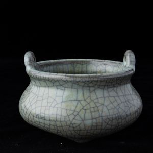 Incensiere in porcellana Guan color Celadon a doppia ansa, Cia, XX secolo  - Asta Arte Orientale   - Associazione Nazionale - Case d'Asta italiane