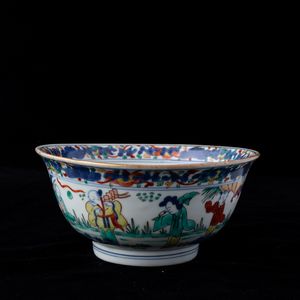 Ciotola in porcellana a smalti Woucai con figure di saggi e drago, Cina, Dinastia Qing, XIX secolo  - Asta Arte Orientale   - Associazione Nazionale - Case d'Asta italiane